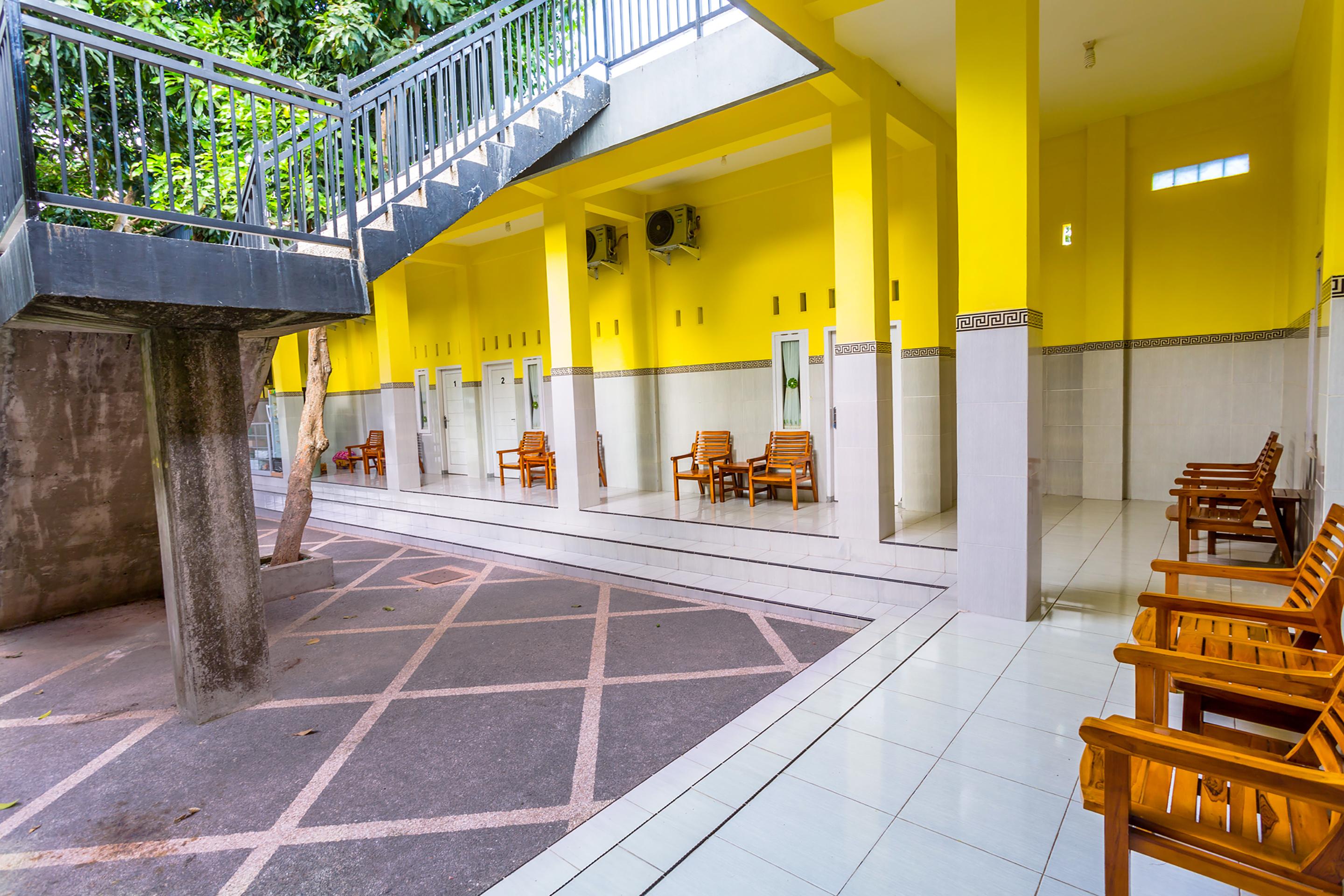 Oyo 1427 Azzahra Guest House Syariah Mataram Exterior photo